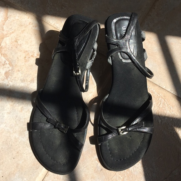 Unisa Genuine leather buckle strappy sandal black - Picture 6 of 8